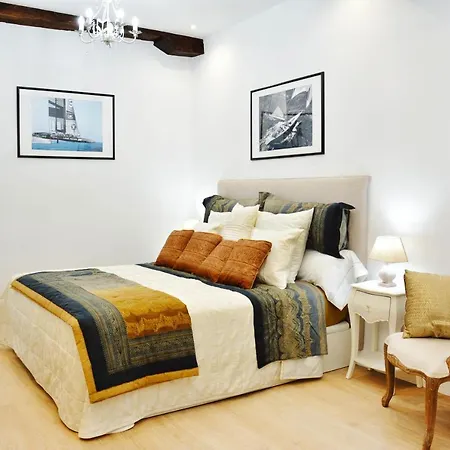 Lux Cityhall + Parking בילבאו