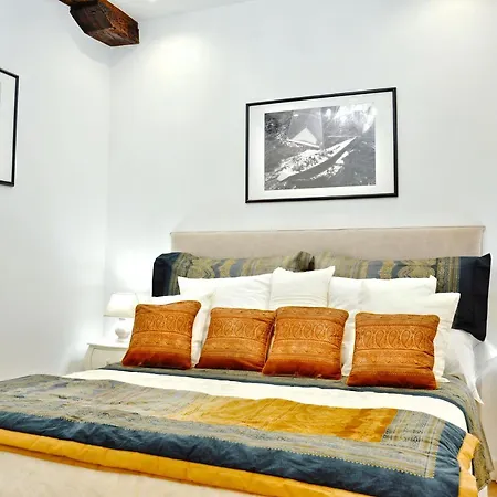 Lux Cityhall + Parking בילבאו